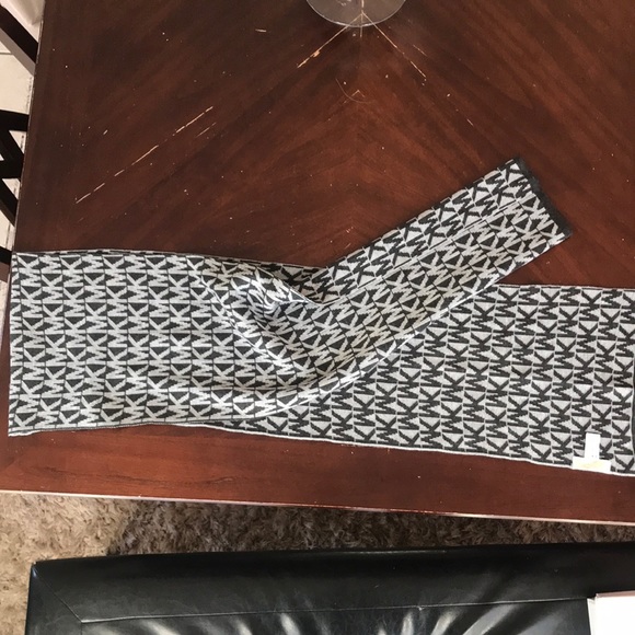 Michael Kors scarf - Picture 3 of 3